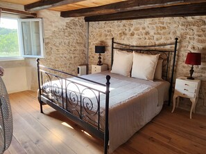 Iron/ironing board, WiFi, bed sheets