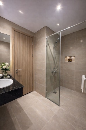 Dusche, Regendusche, Haartrockner, Bademäntel