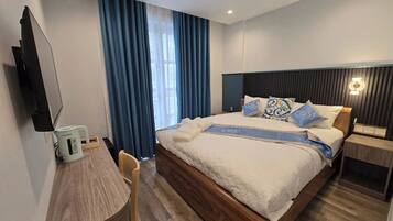 Deluxe-Doppelzimmer, Balkon, Stadtblick | Verdunkelungsvorhänge, schallisolierte Zimmer, kostenloses WLAN