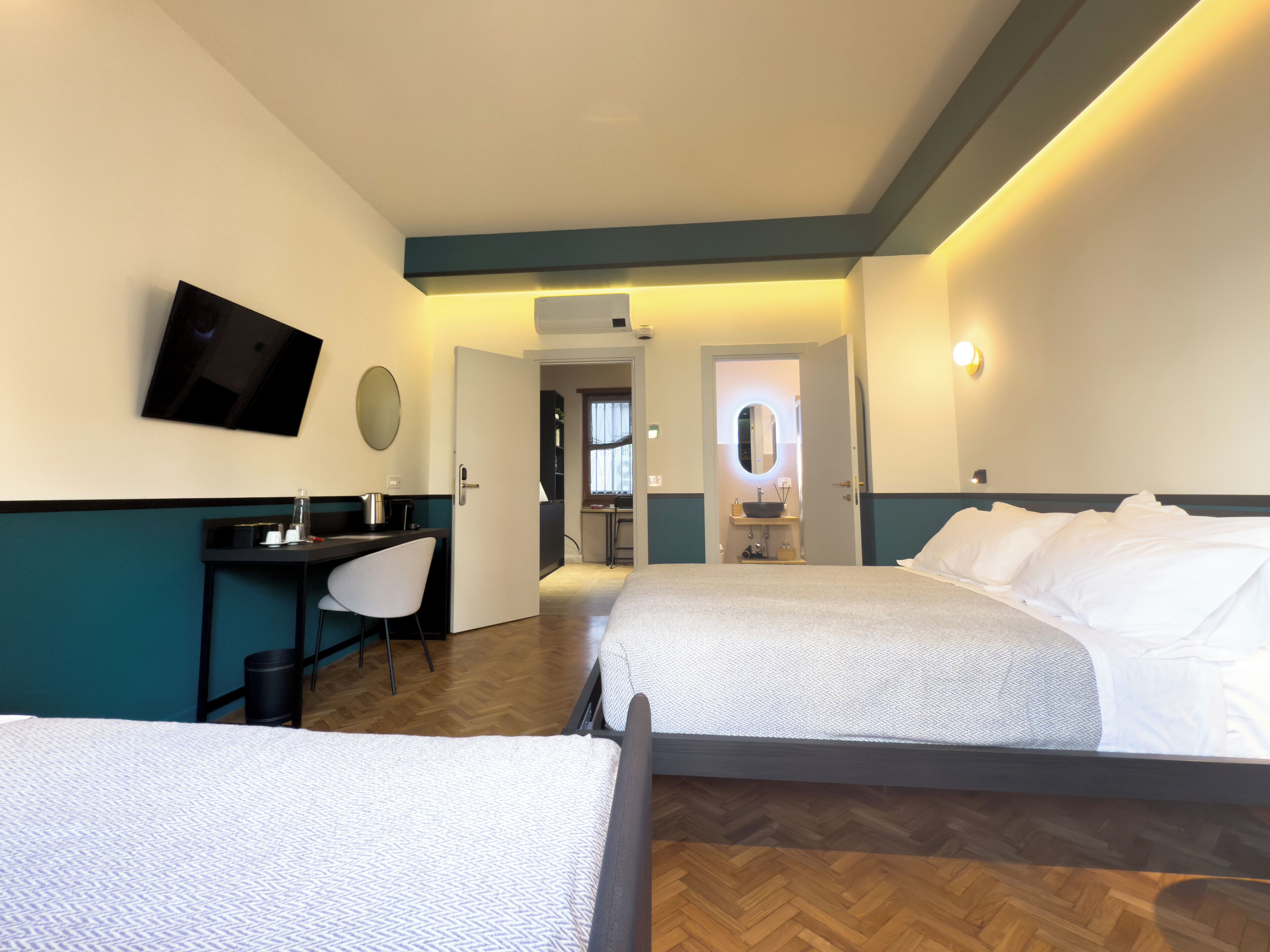 Deluxe Quadruple Room, Private Bathroom, City View