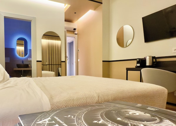 Deluxe Quadruple Room, Private Bathroom, City View