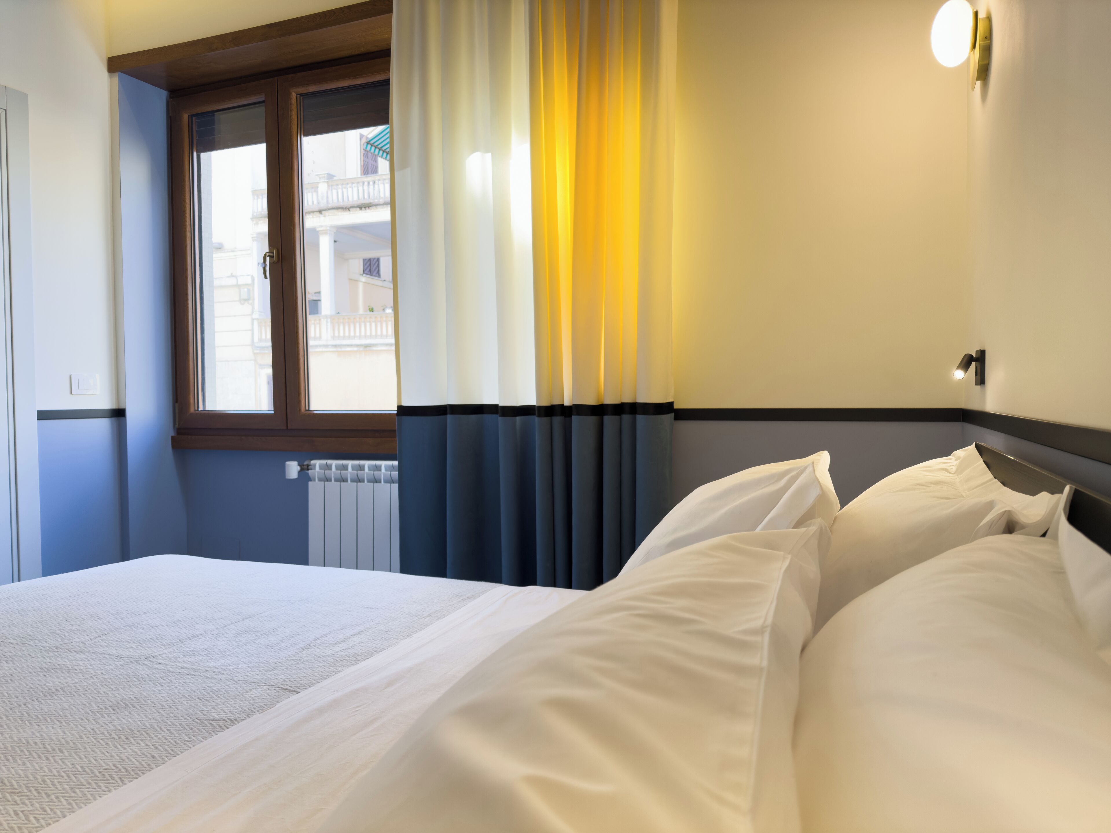 Comfort-herbergi fyrir fjóra - einkabaðherbergi - borgarsýn | Öryggishólf í herbergi, skrifborð, vinnuaðstaða fyrir fartölvur