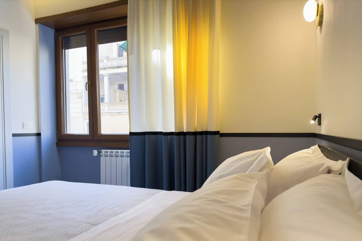 Comfort Quadruple Room, Private Bathroom, City View | Peti besi dalam bilik, meja, ruang kerja komputer riba