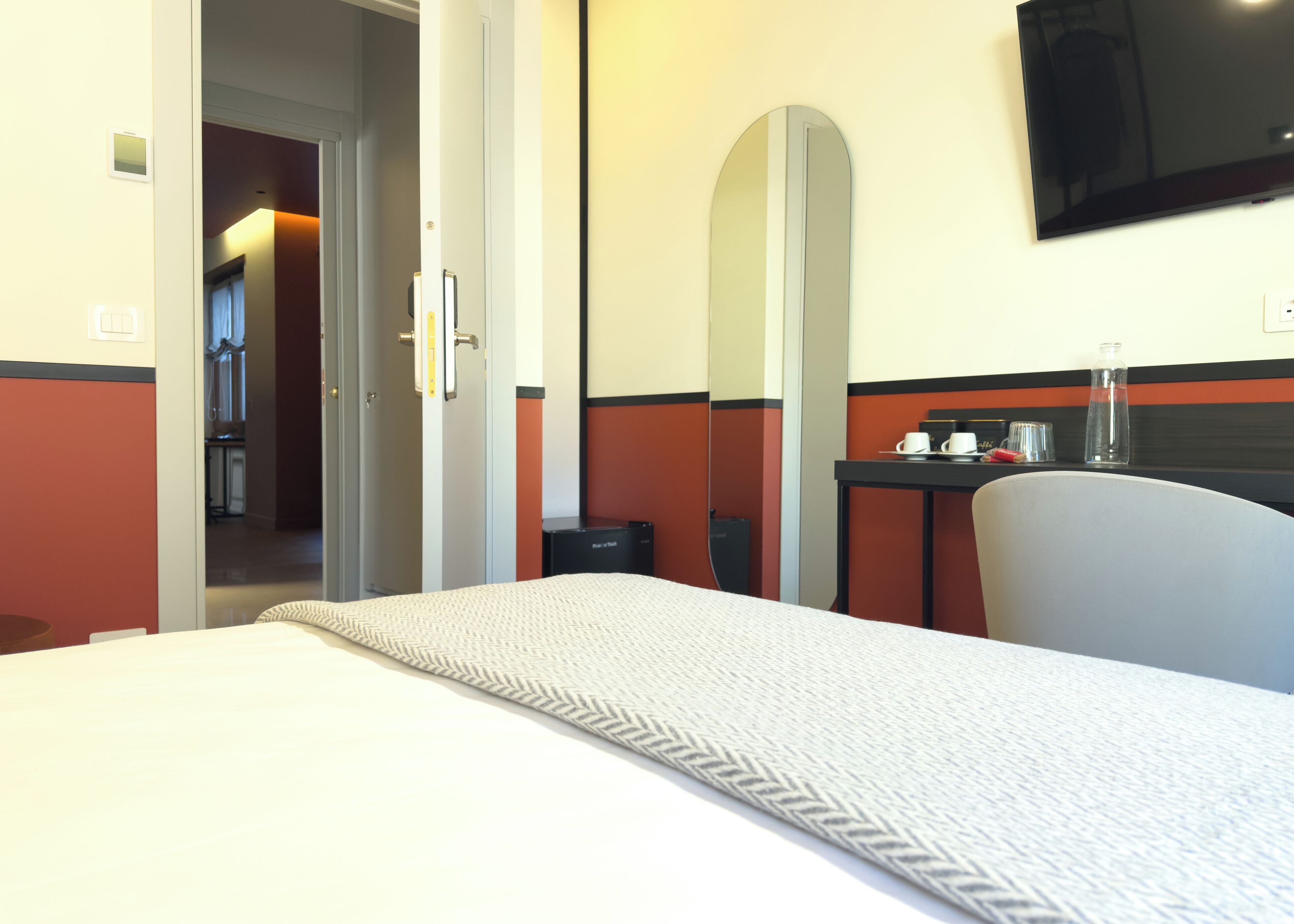 Caja de seguridad en la habitación y escritorio 