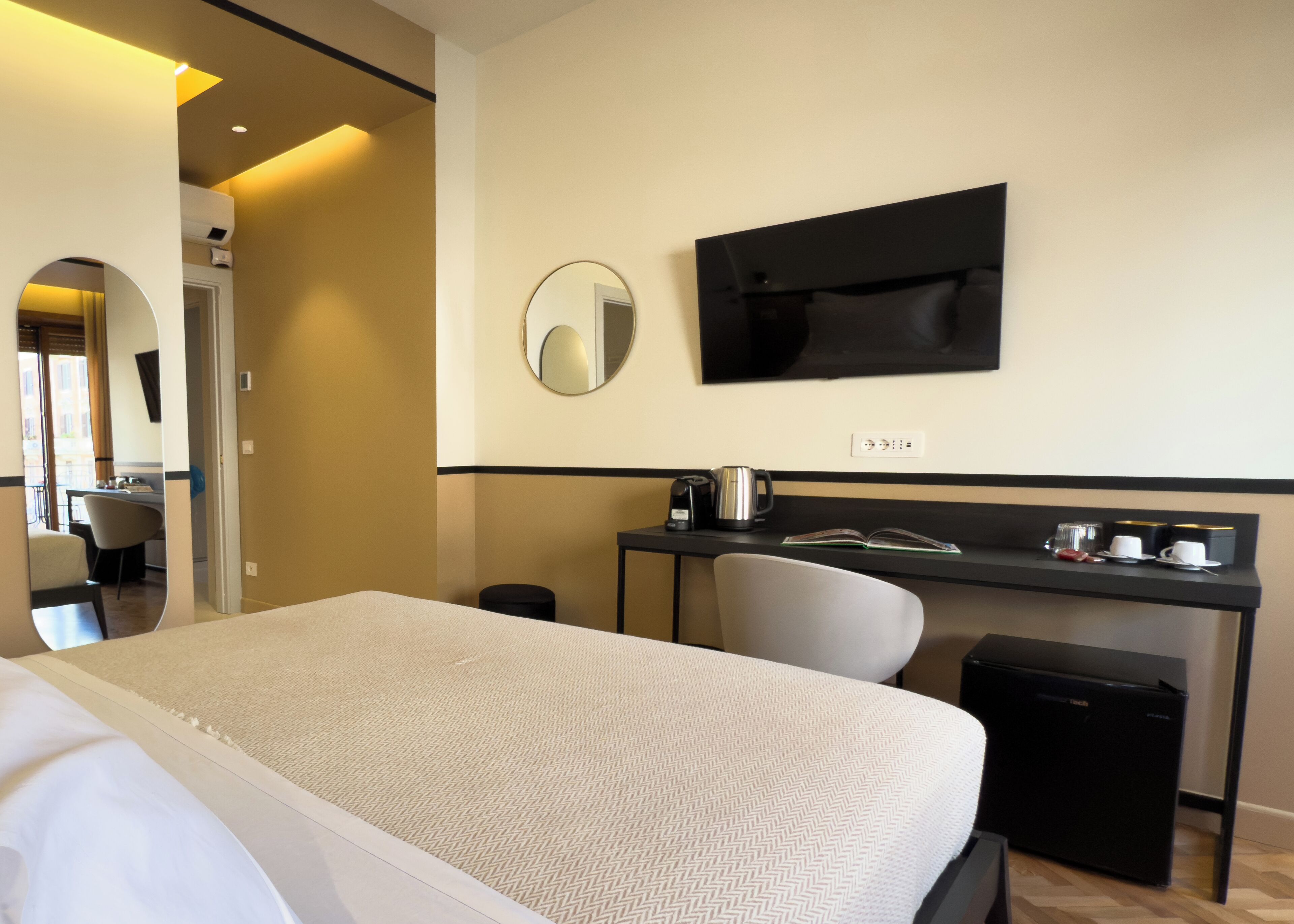 Caja de seguridad en la habitación y escritorio 