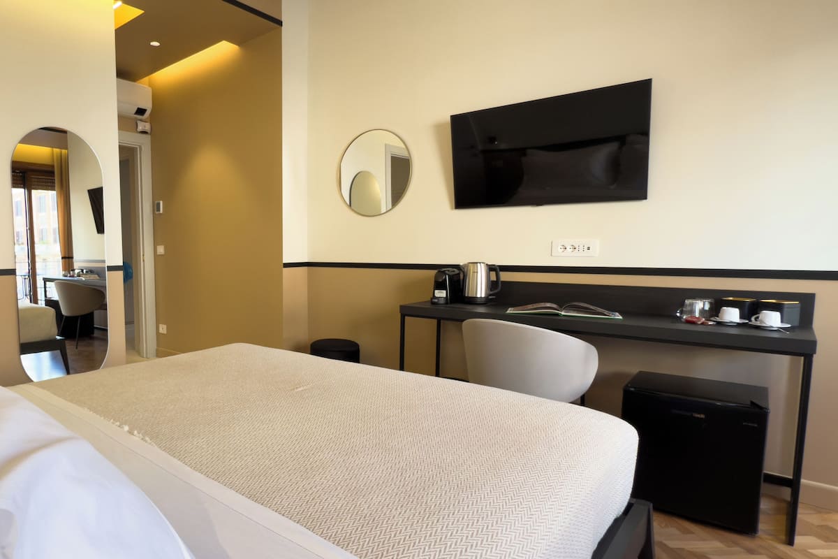 Caja de seguridad en la habitación y escritorio