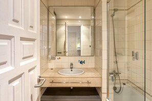 Shower, towels - Holiday Home 'Amarres Con Piscina' with Mountain View, Wi-Fi and Air Conditioning (L'Escala)