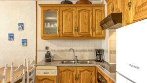 Una cocina con armarios de madera, un lavavajillas Bosch y una cafetera Bosch.