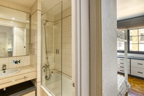Shower, towels - Holiday Home 'Amarres Con Piscina' with Mountain View, Wi-Fi and Air Conditioning (L'Escala)