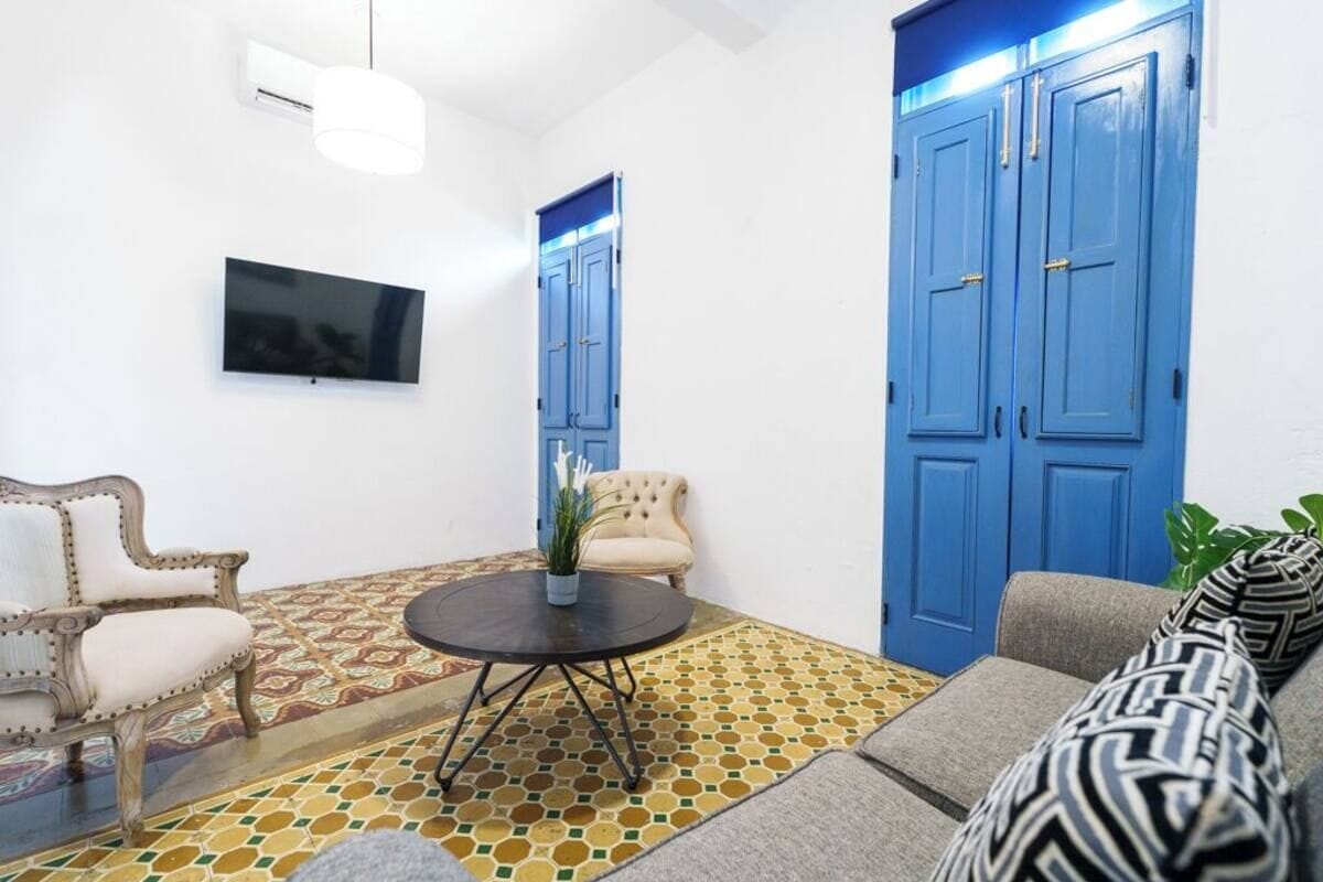 Apartment, Mehrere Betten | Wohnbereich | 30-Zoll-Smart-TV mit Digitalempfang, Streaming-Dienste