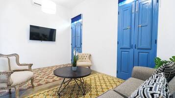 Apartment, Mehrere Betten | Wohnbereich | 30-Zoll-Smart-TV mit Digitalempfang, Streaming-Dienste