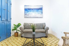 Departamento, varias camas | Área de sala de estar | Smart TV de 30 pulgadas con canales digitales y servicios de streaming 