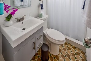 Appartement, Plusieurs lits | Salle de bain | Douche, serviettes fournies, savon, shampooing