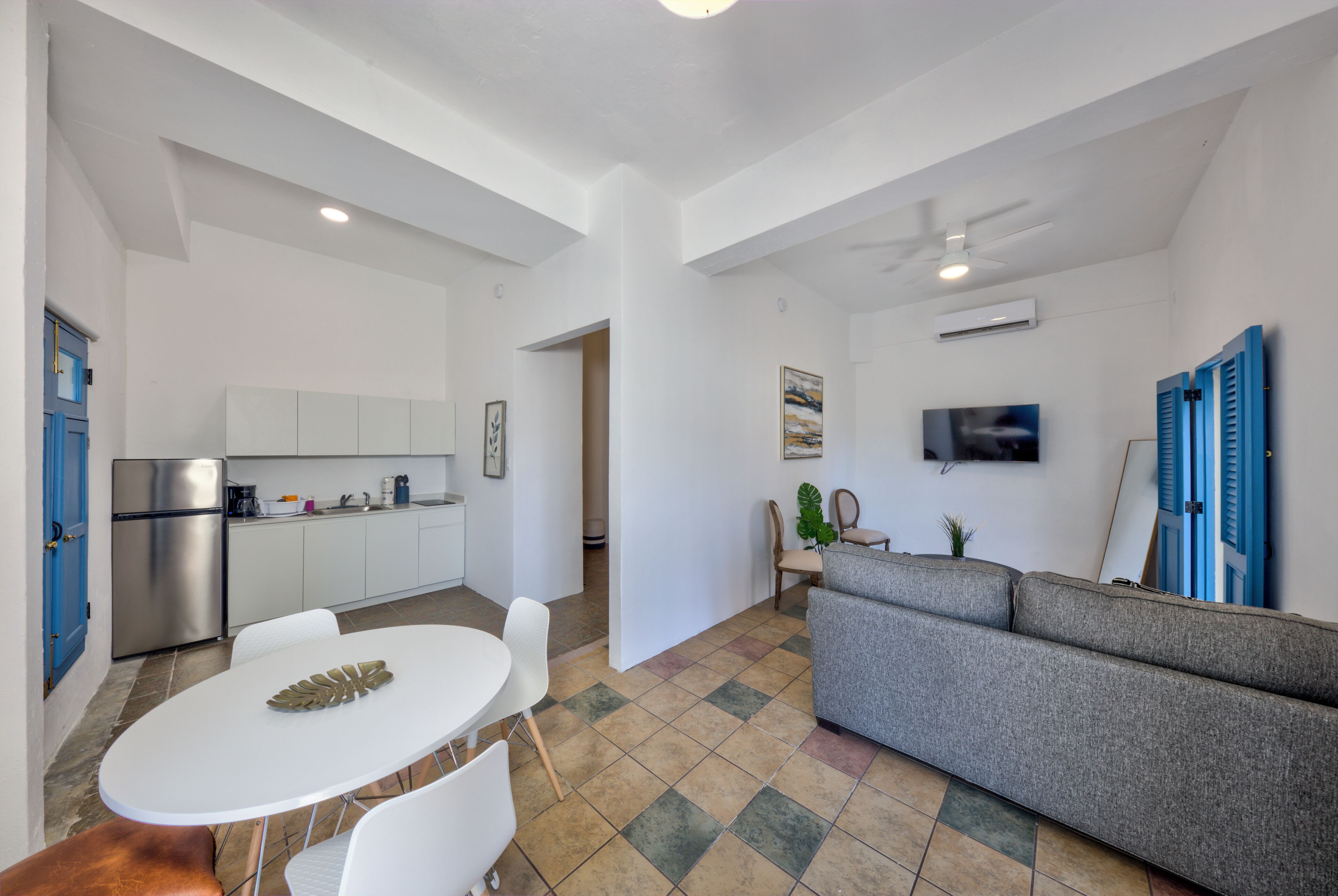 Un espacio habitable moderno con cocina, comedor y zona de estar.