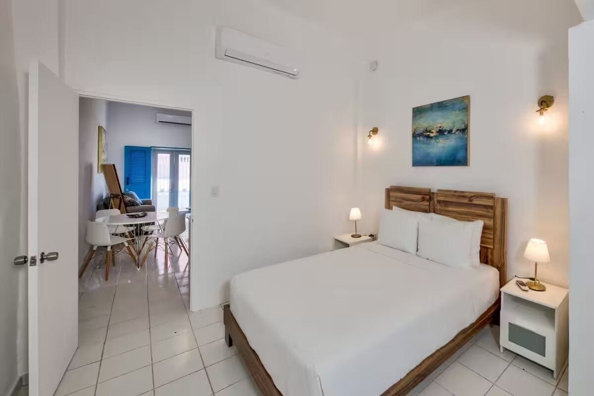 Desk, laptop workspace, free WiFi