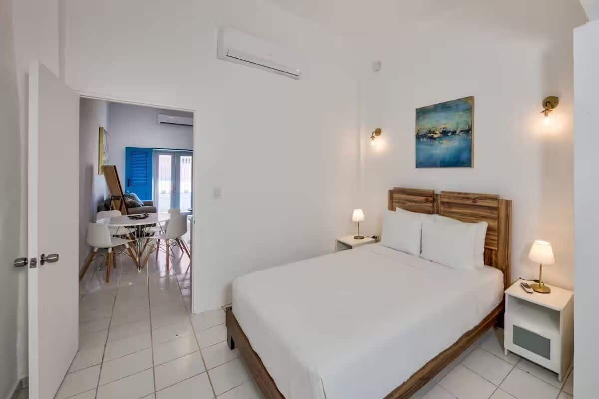 Desk, laptop workspace, free WiFi