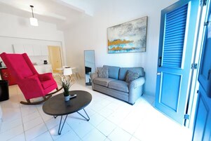 Apartamento, 1 cama de matrimonio con sofá cama | Zona de estar | Smart TV de 30 pulgadas con canales digitales, servicios de streaming