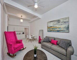 Appartamento, 1 letto queen con divano letto | Area soggiorno | Smart TV 30 pollici con canali digitali, servizi in streaming