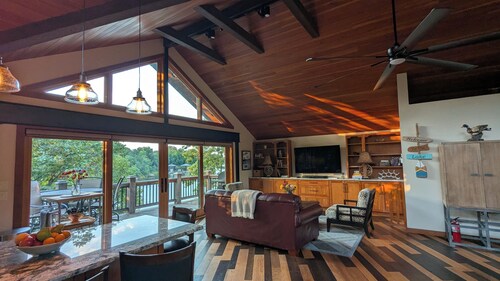 Cozy Loft on Treetop Cove