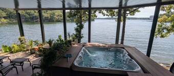 Cozy Loft on Treetop Cove