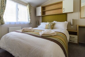 Escritorio, tabla de planchar con plancha, wifi gratis y ropa de cama 