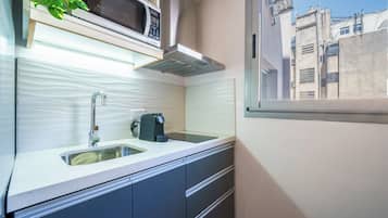 Deluxe Apartment, City View | Private kitchen