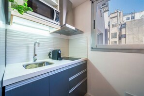 デラックス アパートメント シティビュー | 専用キッチン | 小型冷蔵庫、電子レンジ、オーブン、調理器具と食器