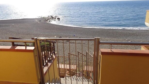 A balcony with a view of a beach and the sea. - Beachfront penthouse with panoramic terrace and direct beach access (Capo d'Orlando)