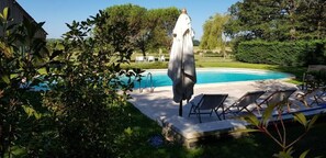 Een seizoensgebonden buitenzwembad