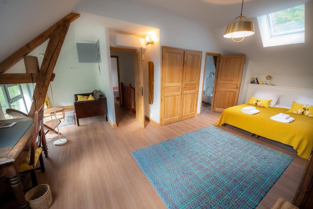 Skrivebord, lydisolert og wi-fi (inkludert)