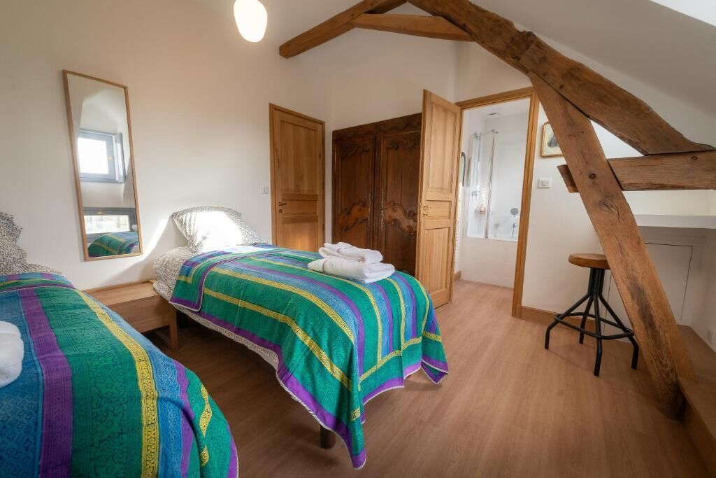 Desk, soundproofing, free WiFi