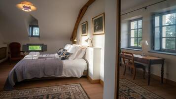 Deluxe Apartment, Garden View | Desk, soundproofing, free WiFi