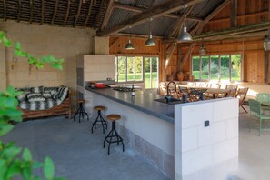 Casa Deluxe, pati, vistes al jardí | Servei de restauració a l'aire lliure
