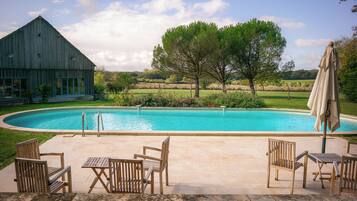 Deluxe-Haus, Terrasse, Gartenblick | Pool | AuĂenpool (je nach Saison geöffnet)