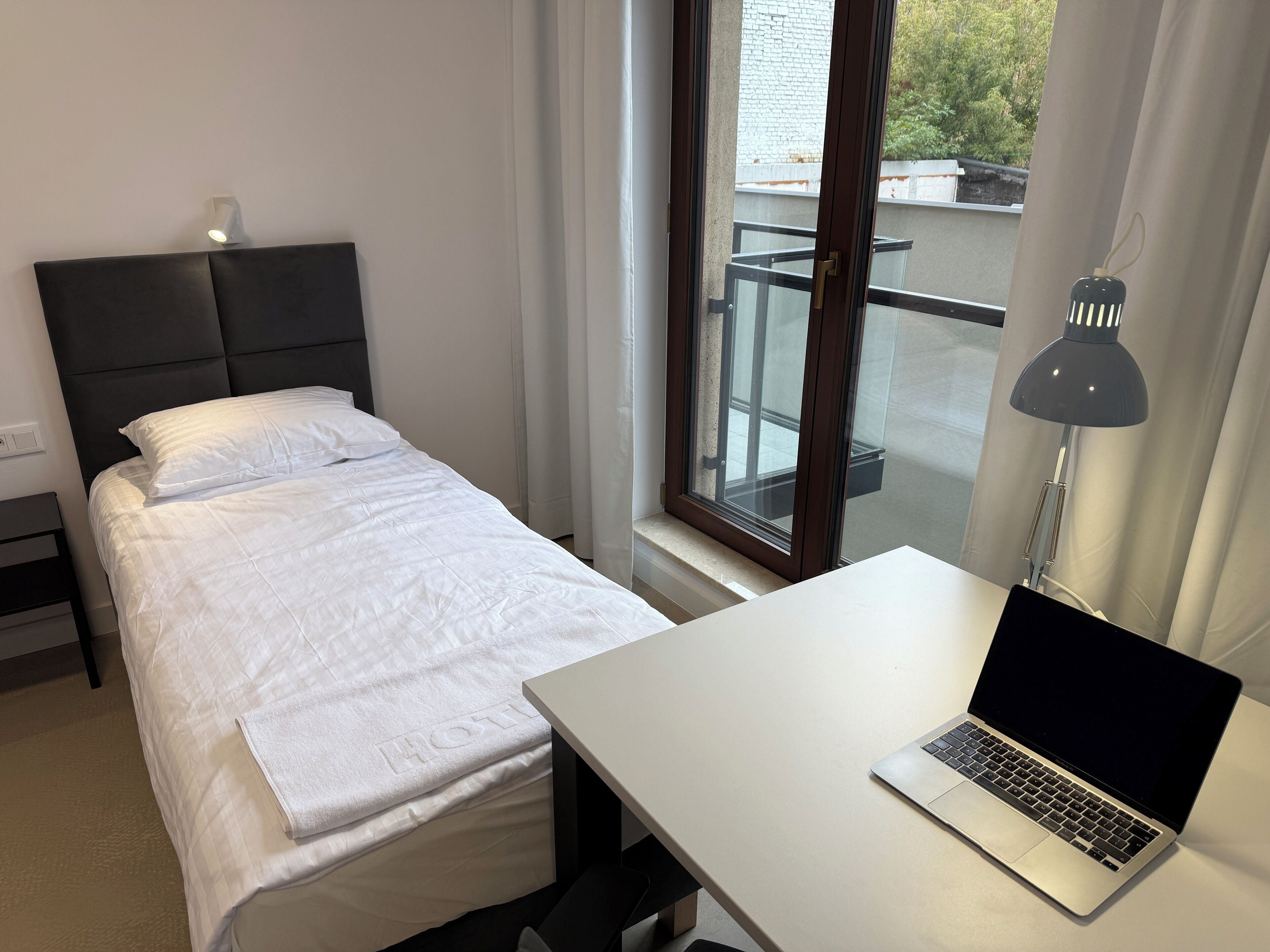 Comfort Studio Suite | Desk, laptop workspace, blackout curtains, soundproofing