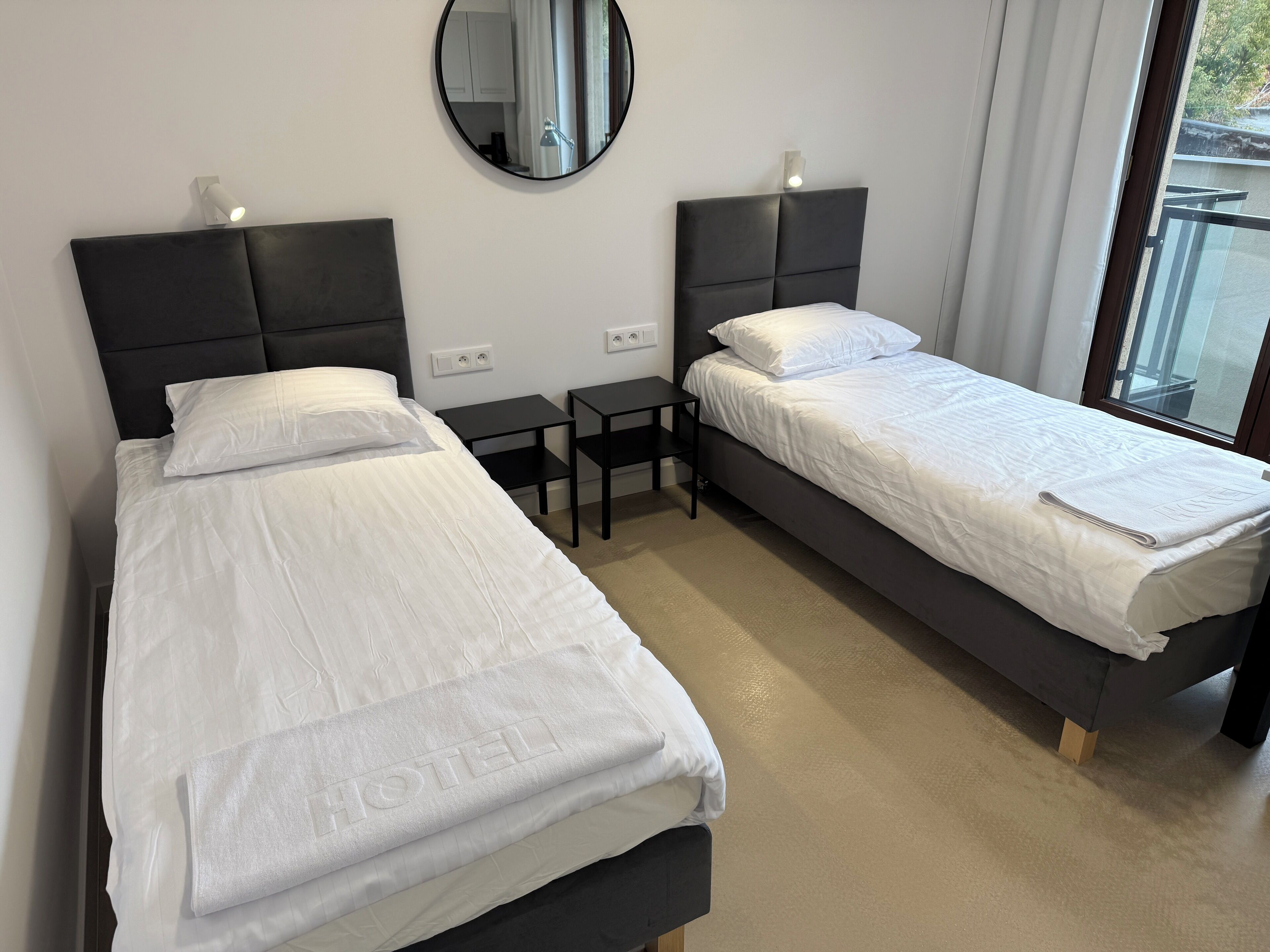 ห้องคอมฟอร์ทสตูดิโอสวีท | โต๊ะทำงาน, พื้นที่ทำงานแบบใช้แล็ปท็อป, ผ้าม่านกันแสง, ห้องเก็บเสียง