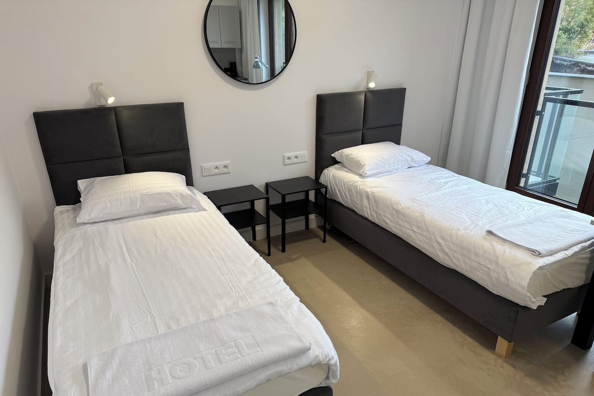 Comfort Studio Suite | Desk, laptop workspace, blackout curtains, soundproofing