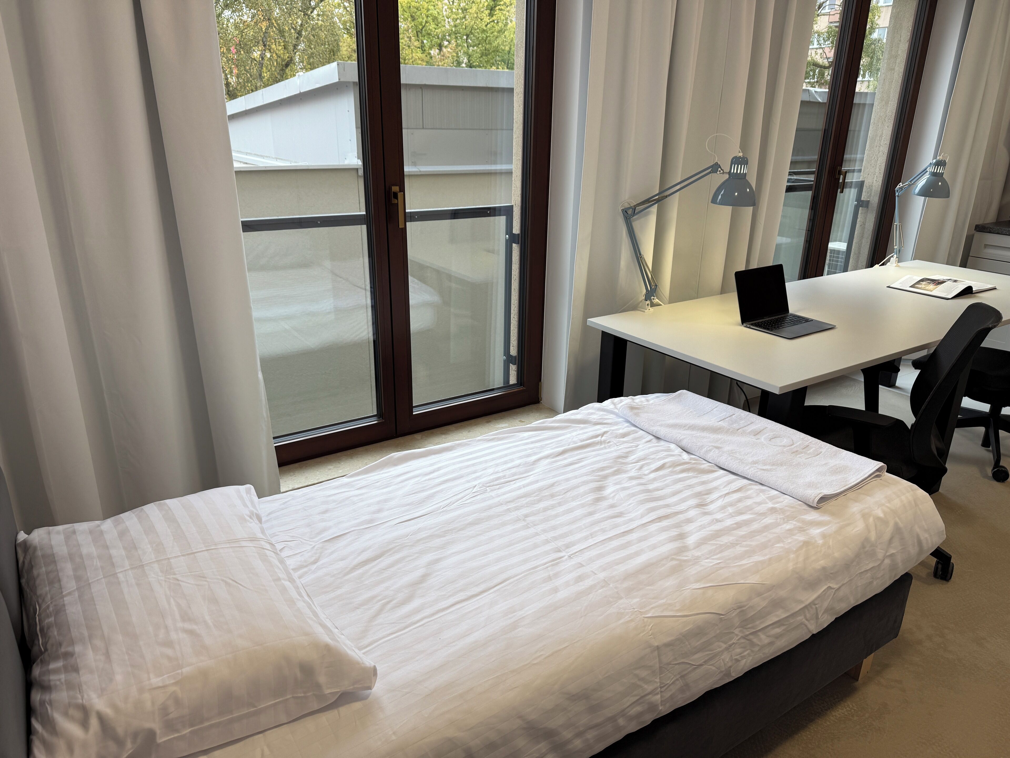 Comfort Studio Suite | Desk, laptop workspace, blackout curtains, soundproofing