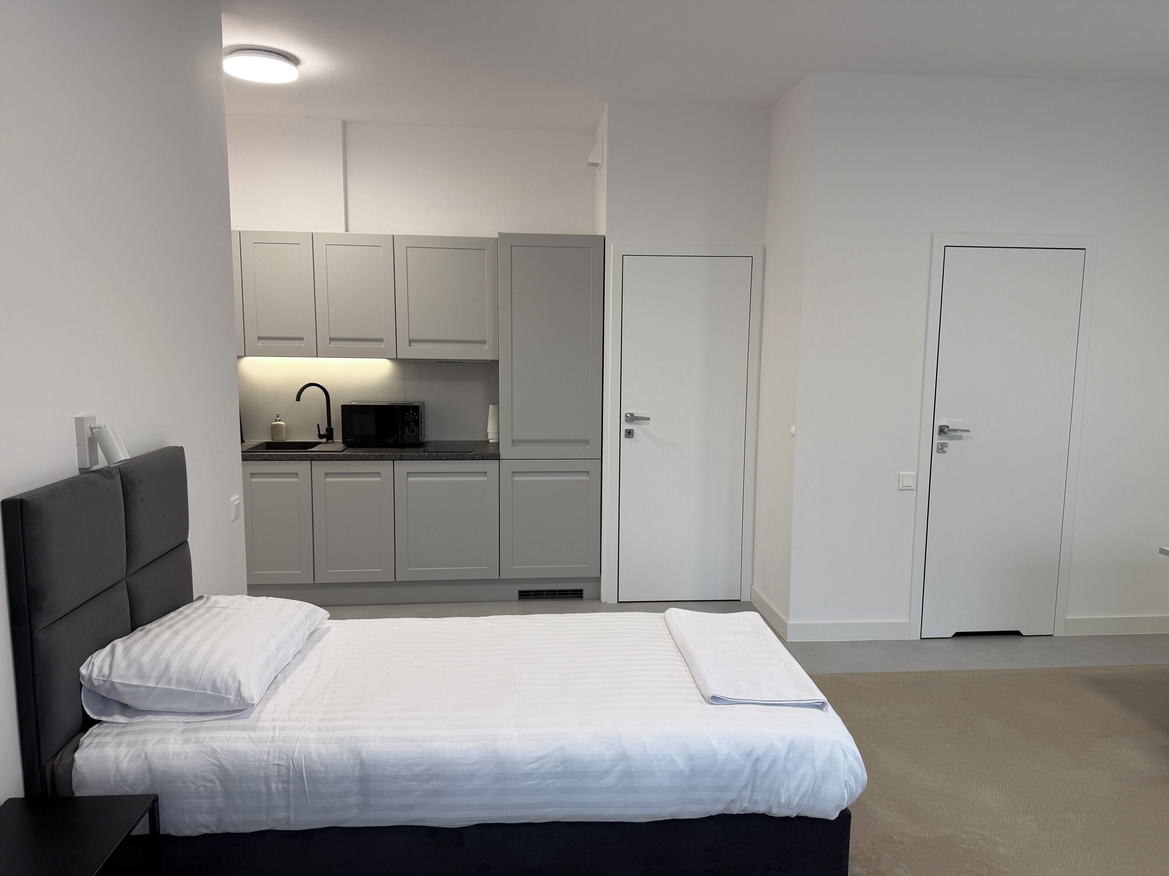 Suite estudio Confort, balcón | Cocina privada | Frigorífico grande, microondas, placa de cocina y lavavajillas