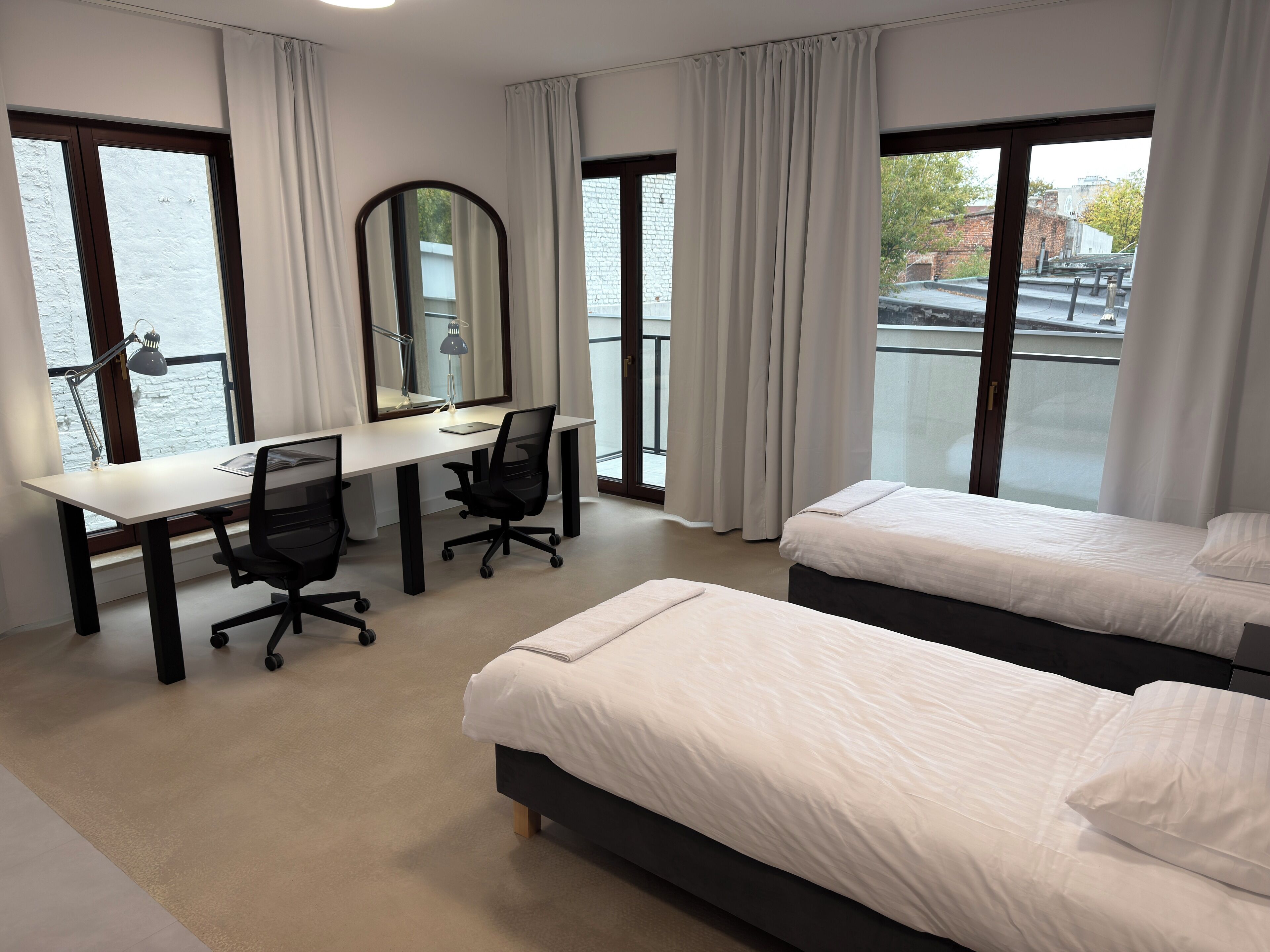 ห้องคอมฟอร์ทสตูดิโอสวีท, ระเบียง | โต๊ะทำงาน, พื้นที่ทำงานแบบใช้แล็ปท็อป, ผ้าม่านกันแสง, ห้องเก็บเสียง