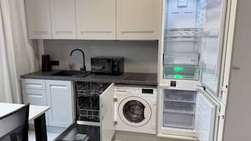 Comfort-studiosviitti | Yksityinen keittiö | Täysikokoinen jääkaappi, mikroaaltouuni, liesi, astianpesukone