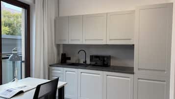 Comfort Studio Suite | Private kitchen | Full-sized fridge, microwave, stovetop, dishwasher