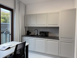 Comfort-Studiosuite | Eigene Küche | Großer Kühlschrank, Mikrowelle, Herdplatte, Geschirrspüler