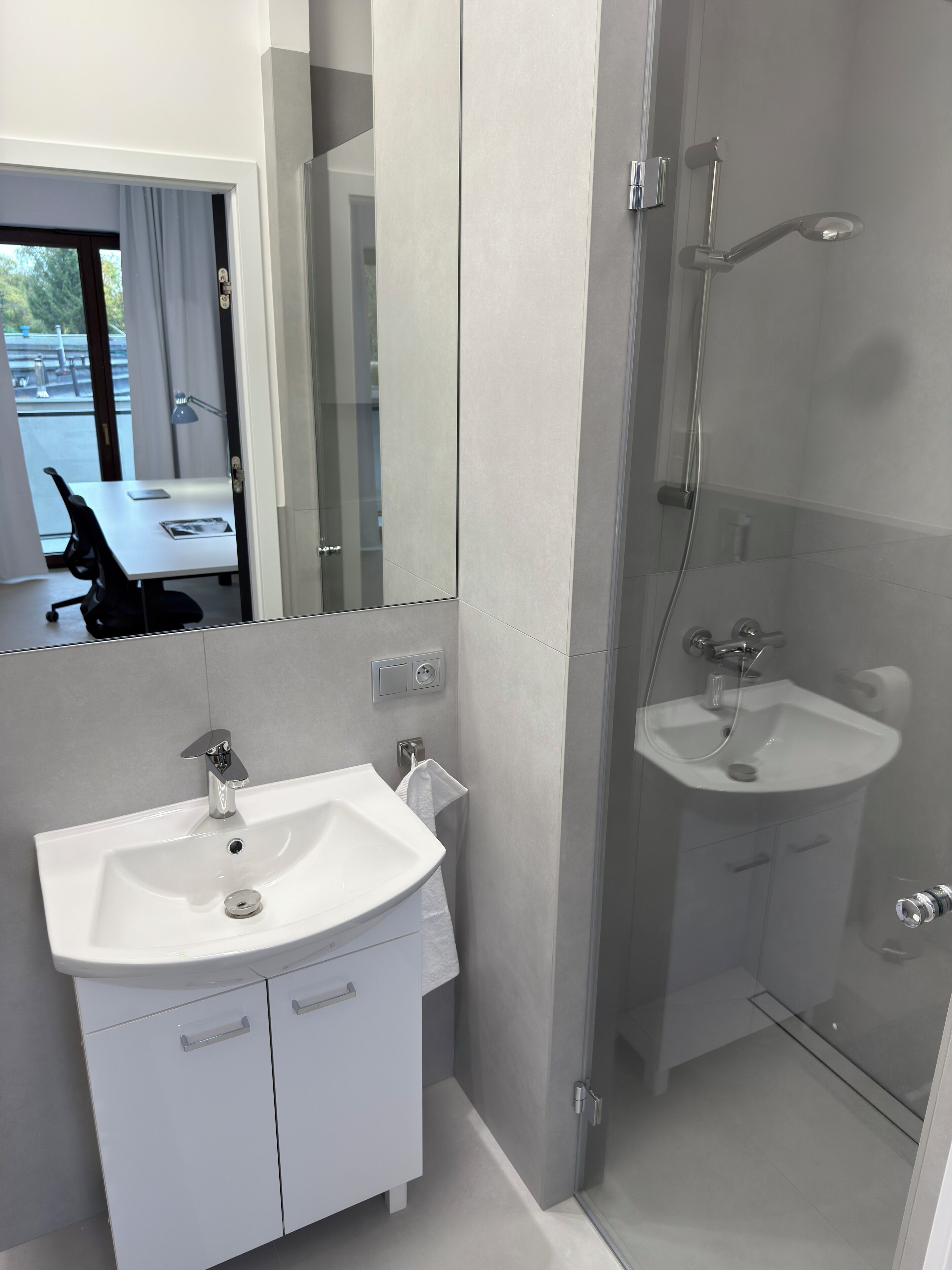 ห้องคอมฟอร์ทสตูดิโอสวีท, ระเบียง | ห้องน้ำ | ฝักบัว, ไดร์เป่าผม, ผ้าเช็ดตัว, สบู่