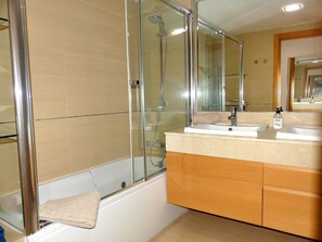 Douche, sèche-cheveux, serviettes fournies