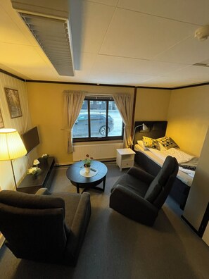 Free cribs/infant beds, free WiFi