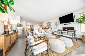 Smart TV, fireplace - 30+ Stay Stunning Home! On The Sand, Amazing Views (San Diego)