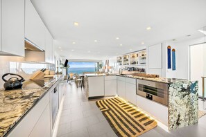 Fridge, microwave, oven, stovetop - 30+ Stay Stunning Home! On The Sand, Amazing Views (San Diego)