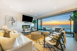 Smart TV, fireplace - 30+ Stay Stunning Home! On The Sand, Amazing Views (San Diego)
