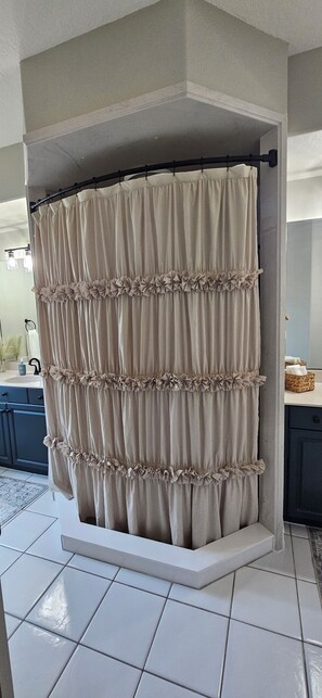 Een douche, handdoeken, zeep, shampoo